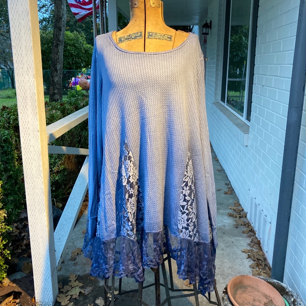 Beautiful thermal tunic with lace detail.